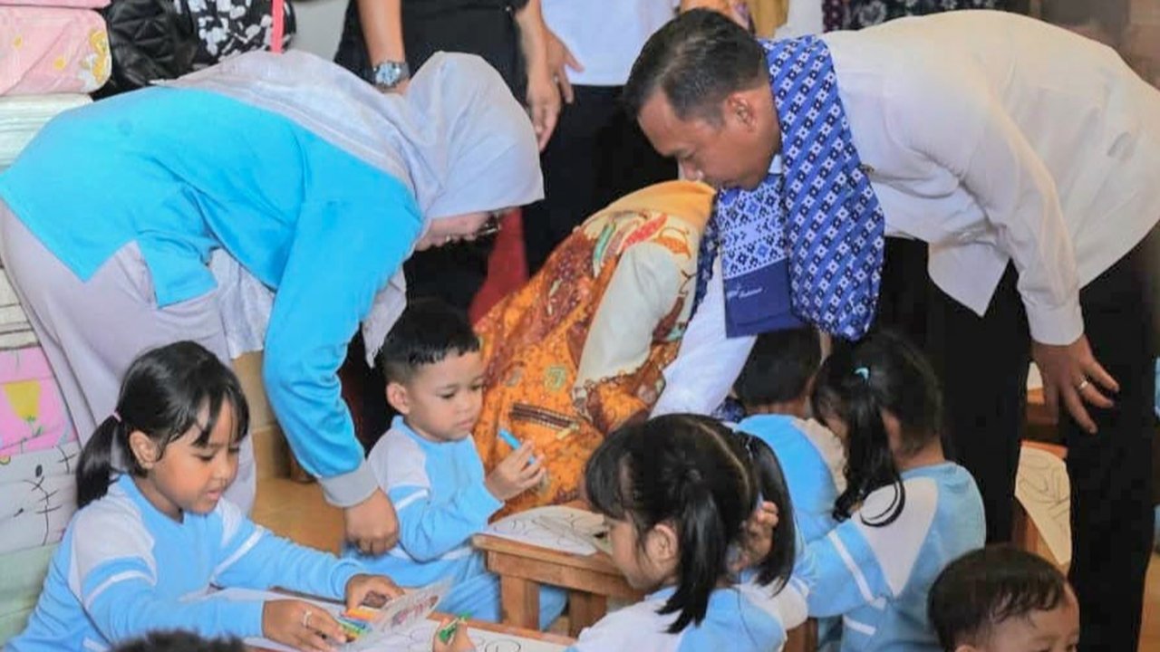 Menteri Kependudukan dan Pembangunan Keluarga/Kepala Badan Kependudukan dan Keluarga Berencana Nasional Wihaji saat berkunjung ke Taman Asuh Sayang Anak (Tamasya) TPA Asri, di Jalan Kuantan, Tanjungpinang, Kamis (23/10/2025).