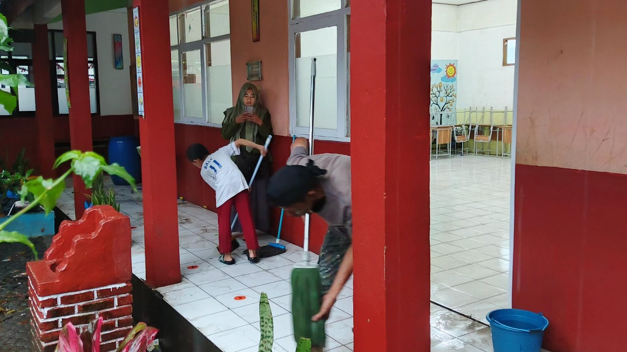 Gara-Gara Sampah Tak Terangkut, SD Negeri di Bandung Kebanjiran