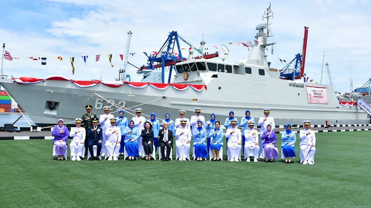 Kepala Staf Angkatan Laut Laksamana TNI Dr. Muhammad Ali bersama jajaran TNI AL  berfoto  saat meresmikan kapal KRI Belati-622  di Dermaga Mako Kolinlamil, Jakarta Utara, Juymat (24/10/2025).