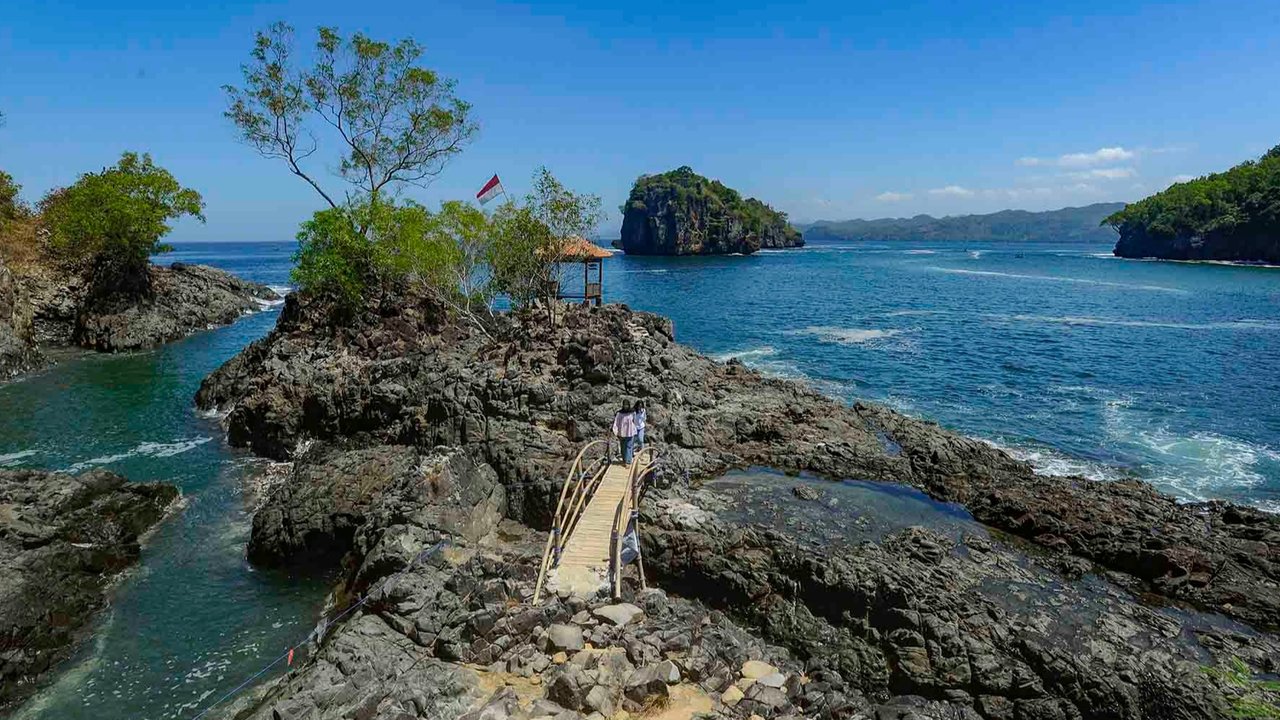 Aktivitas pengunjung di Lembah Batu Pawon di Dusun Nglumpang, Panggul, Trenggalek, Jawa Timur.