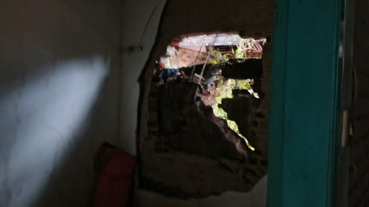 Benteng GOR Pajajaran Roboh, Kasur Jadi Penyelamat Ibu dan Anak dari Tertimpa Runtuhan