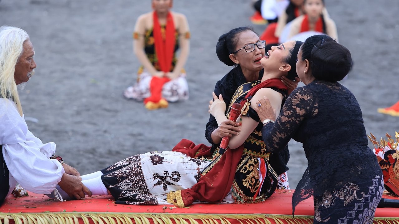 Dari Papua hingga Amerika, Penari Diaspora Merinding Ikuti Prosesi Meras Gandrung di Banyuwangi