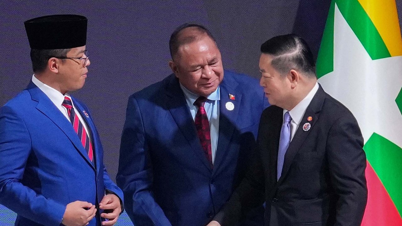 Menteri Luar Negeri Indonesia Sugiono (kiri) dan Menteri Luar Negeri Timor Leste Bendito dos Santos Freitas (tengah) berbincang dengan Sekretaris Jenderal ASEAN Kao Kim Hourn dalam pertemuan tingkat menteri luar negeri ASEAN di Kuala Lumpur, Malaysia, Sabtu (25/10/2025).