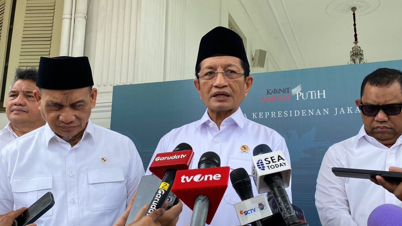 Menteri Agama (Menag) Nasaruddin Umar usai rapat bersama Menteri Sekretaris Negara soal Haji 2025 di Kompleks Istana Kepresidenan Jakarta, Jumat (27/12/2024).(Liputan6.com/Lizsa Egeham)