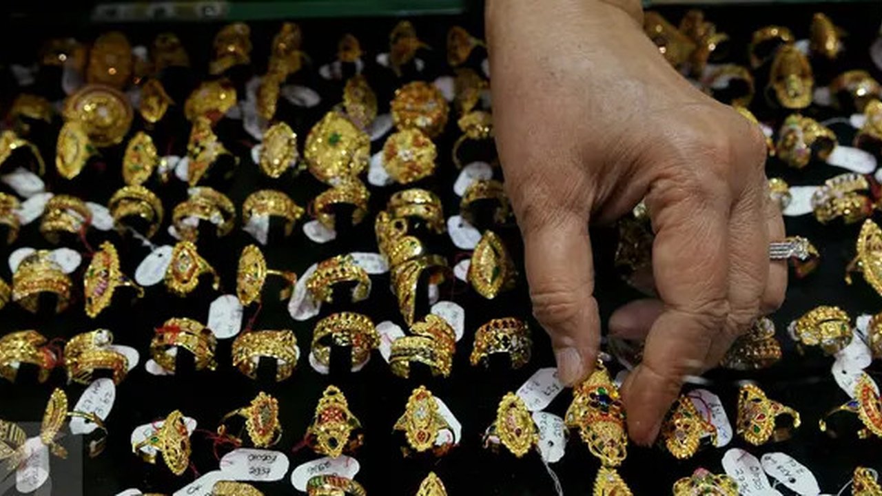 Pedagang menunjukan perhiasan emas di sebuah toko Kawasan Cikini, Jakarta, Kamis (3/9/2015). Harga emas milik PT Aneka Tambang Tbk (Antam) hari ini terpantau bergerak stabil di posisi Rp560 r