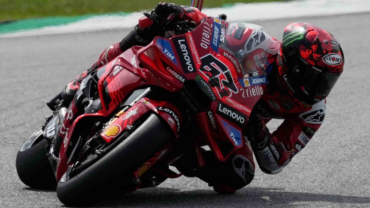 Pebalap Italia Francesco Bagnaia dari Tim Ducati Lenovo  dalam sprint race MotoGP Grand Prix Malaysia di Sirkuit Internasional Sepang di Sepang, Malaysia, Sabtu (25/10/2025).