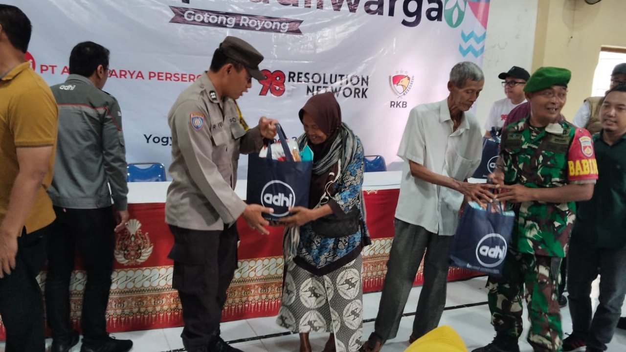 Acara bagi-bagi sembako di Kalurahan Ambarketawan, Kapanewon Gamping, Sleman