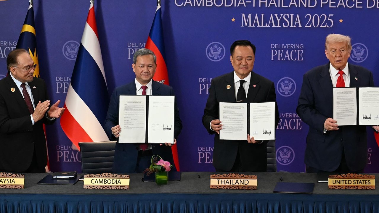 Perdana Menteri Malaysia Anwar Ibrahim bertepuk tangan saat Perdana Menteri Kamboja Hun Manet, Perdana Menteri Thailand Anutin Charnvirakul, dan Presiden AS Donald Trump mengangkat dokumen dalam penandatanganan seremonial perjanjian gencatan senjata antara Thailand dan Kamboja di sela-sela KTT ke-47 Perhimpunan Bangsa-Bangsa Asia Tenggara (ASEAN) di Kuala Lumpur, Malaysia, Minggu (26/10/2025).