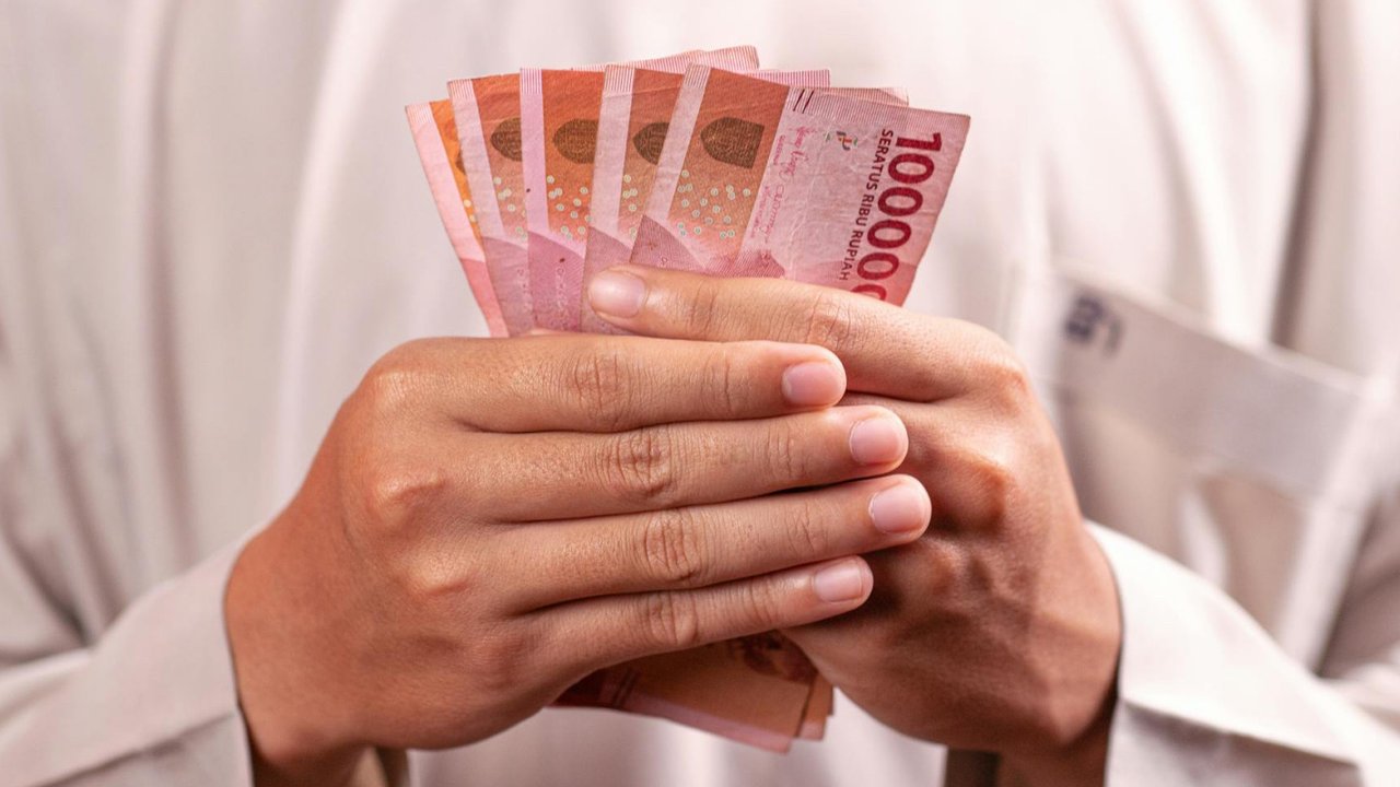 Ilustrasi uang rupiah, bansos. (Photo by Defrino Maasy)
