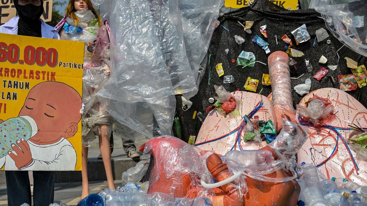 Aktivis dari Balai Konservasi Ekologi dan Lahan Basah (ECOTON) dan mahasiswa memasang instalasi berbentuk jantung dan paru-paru yang rusak akibat paparan limbah mikroplastik saat aksi unjuk rasa di  depan Gedung Grahadi Surabaya, Rabu (16/07/2025).