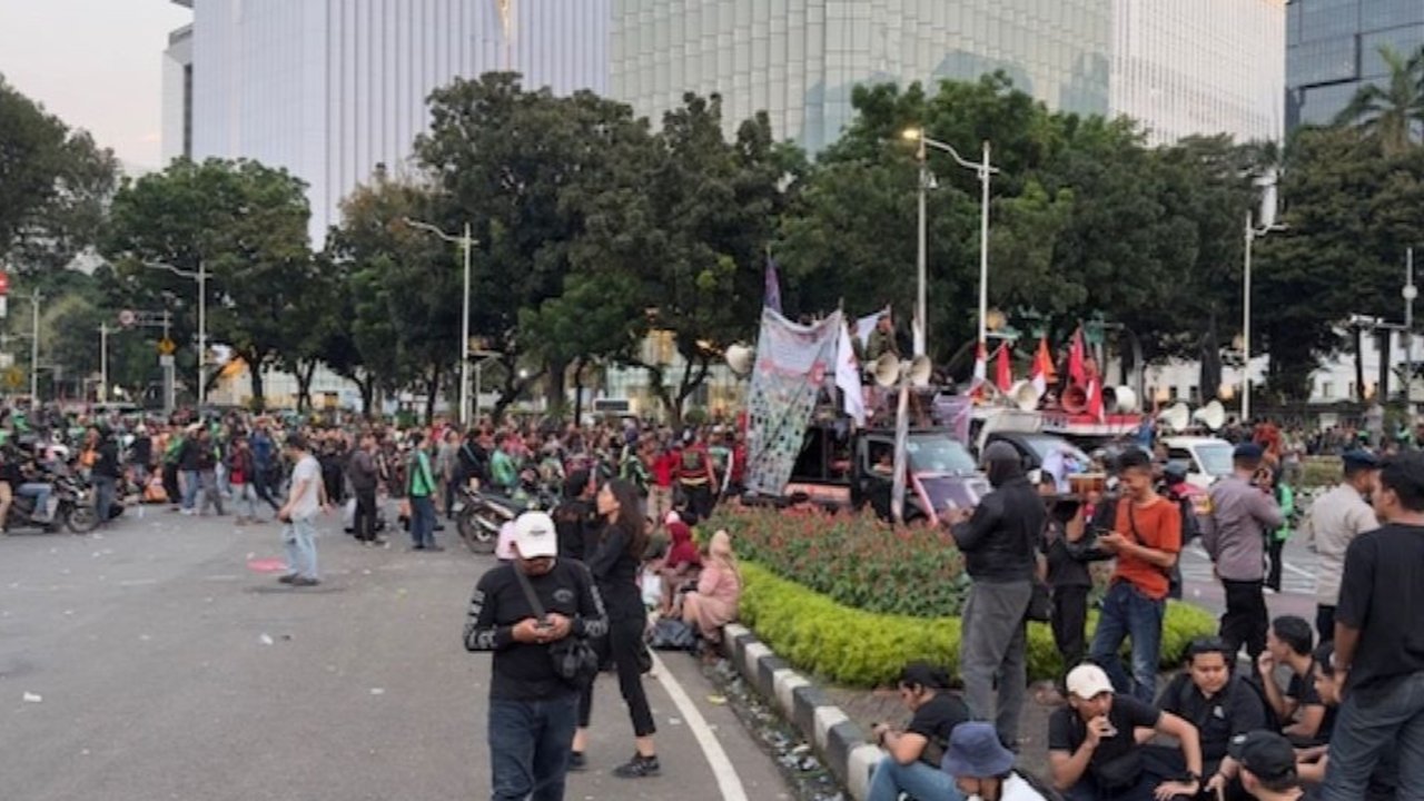 Massa demonstrasi ojek online atau ojol di Patung Kuda kawasan Monumen Nasional (Monas), Jakarta Pusat menyudahi penyampaian aspirasinya dan mulai membubarkan diri, Selasa (20/5/2025). (Liputan6.com/Nanda Perdana Putra)