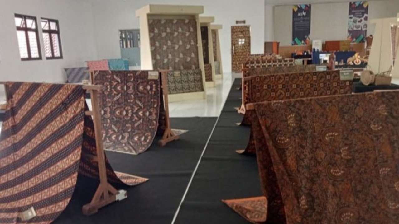 Kemenperin mengungkap fakta menarik bahwa Industri Batik merupakan tulang punggung ekosistem pariwisata daerah. Bagaimana warisan budaya ini mampu menarik wisatawan dan menggerakkan ekonomi kreatif?