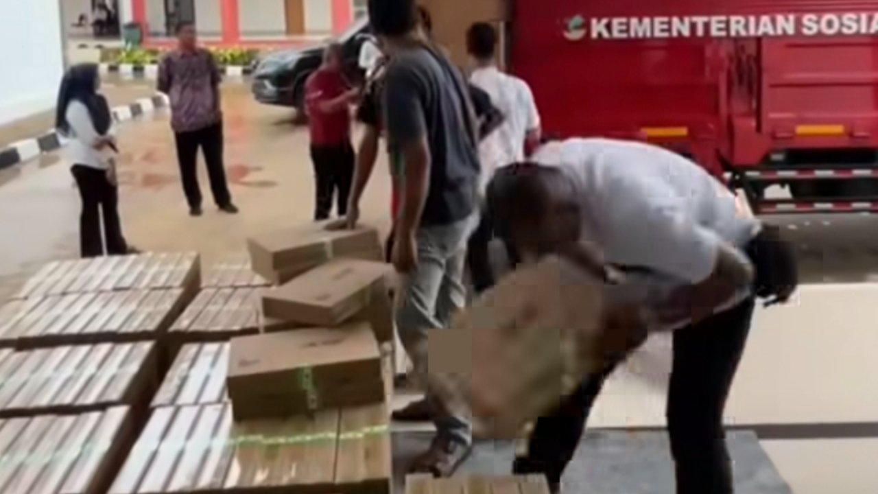 Sekolah rakyat di Tangsel dapat laptop