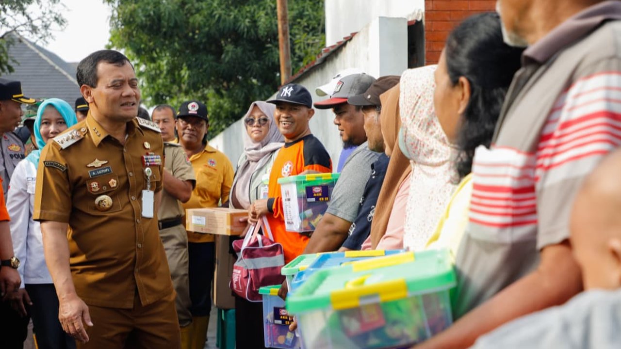 Gubernur Luthfi Turun Langsung Beri Bantuan Masyarakat Terdampak Banjir: Agar Tepat Sasaran