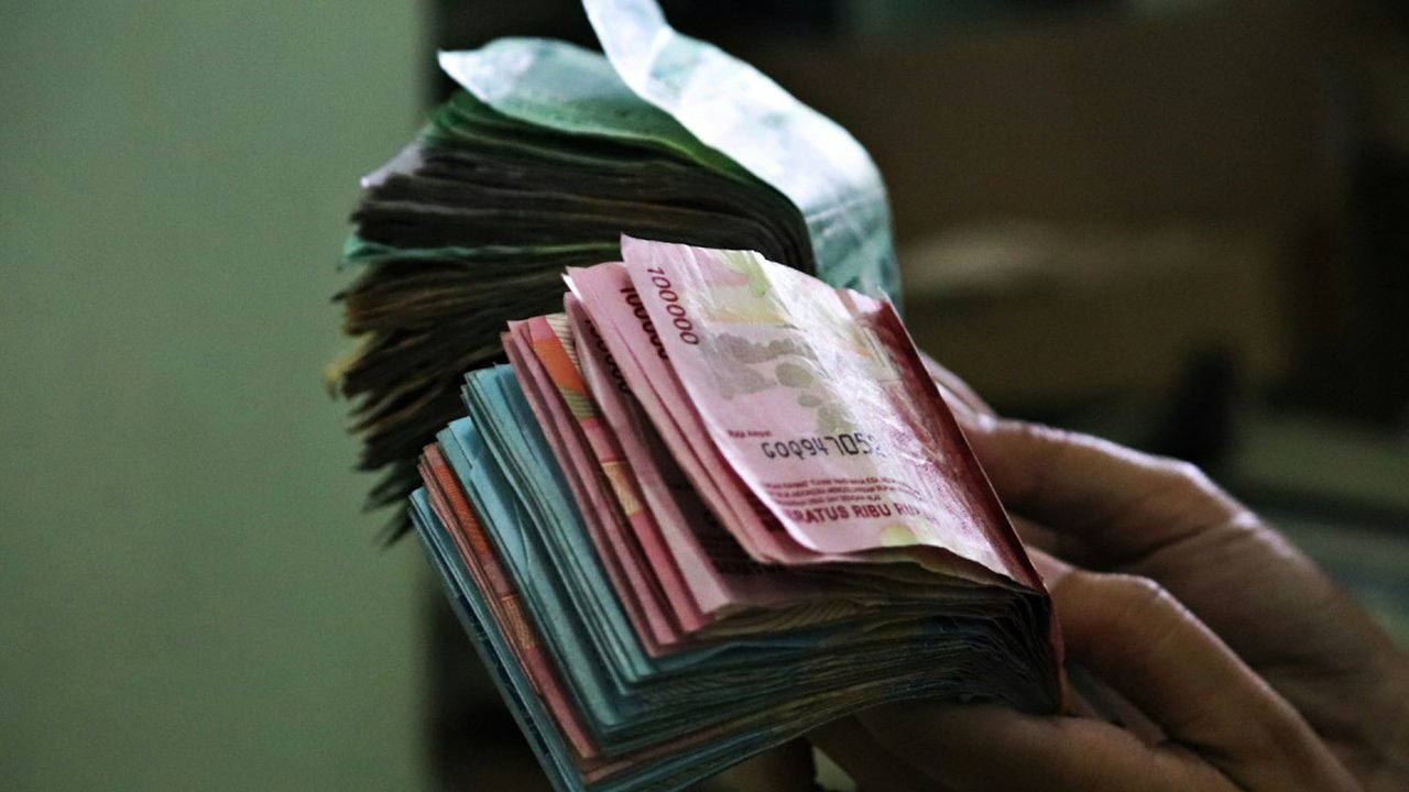 Ilustrasi uang, duit, rupiah. (Photo by Mufid Majnun on Unsplash)