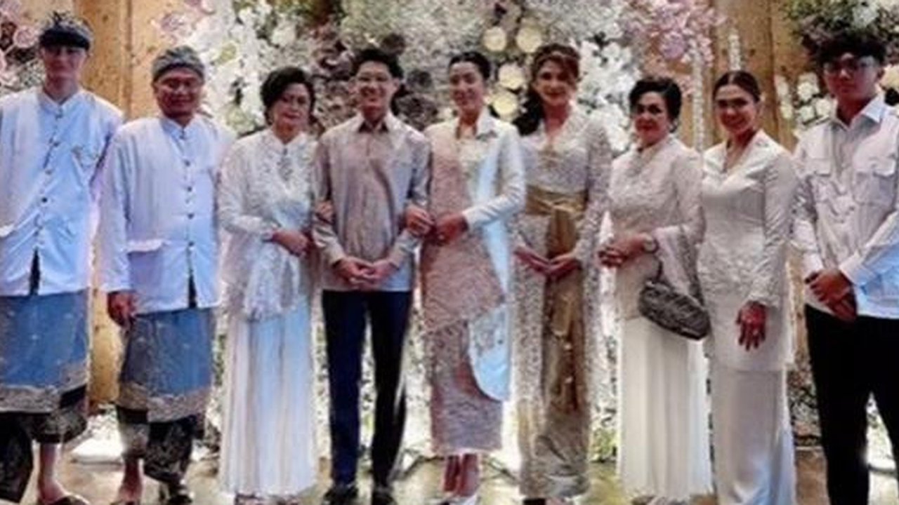 Potret keluarga Tamara Bleszynski di pertunangan Teuku Rassya. [IG: @tamarableszynskiofficial]