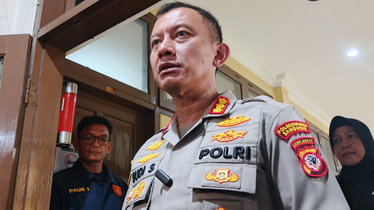 Kapolrestabes Bandung Kombes Pol Budi Sartono, memberikan keterangan tentang pengamanan jelang laga Persib kontra Selangor FC, pada Kamis (23/10).