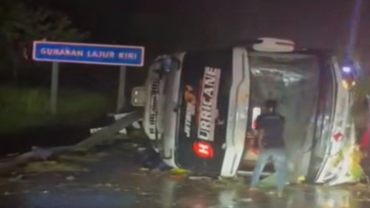 Viral Bus PO Haryanto Terguling di Jalan Tol Batang Jateng, 3 Penumpang Tewas Luka Berat di Kepala dan Dada