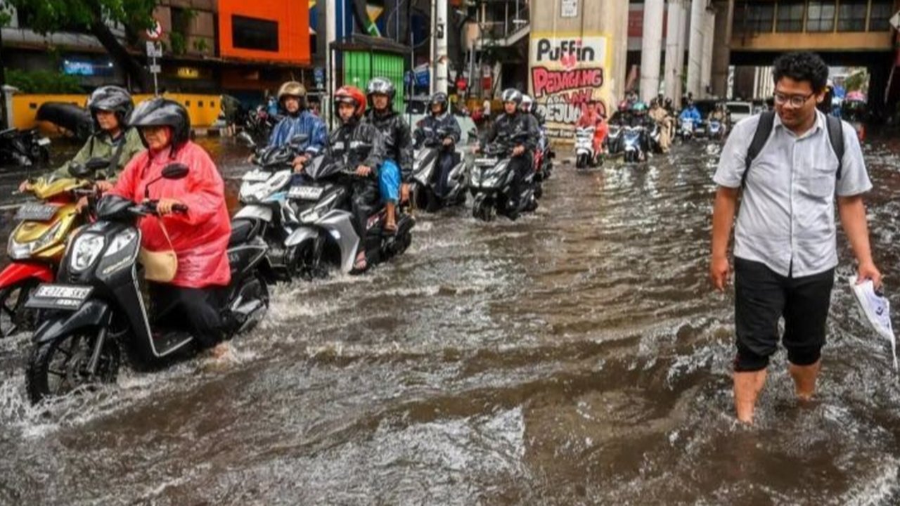 Pemerintah Kota Jakarta Selatan menetapkan target ambisius 200 sumur resapan di Tebet setiap tahunnya, menjadi strategi kunci dalam 'Gerakan Menabung Air' untuk mencegah banjir dan menjaga keberlanjutan lingkungan.