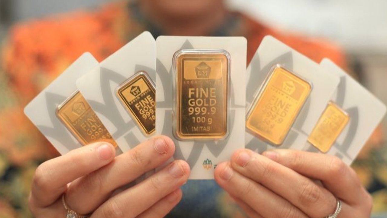 Harga Emas Antam terus melonjak, kini mencapai Rp2.407.000 per gram setelah kenaikan signifikan sejak 11 Oktober, memicu pertanyaan tentang tren investasi.