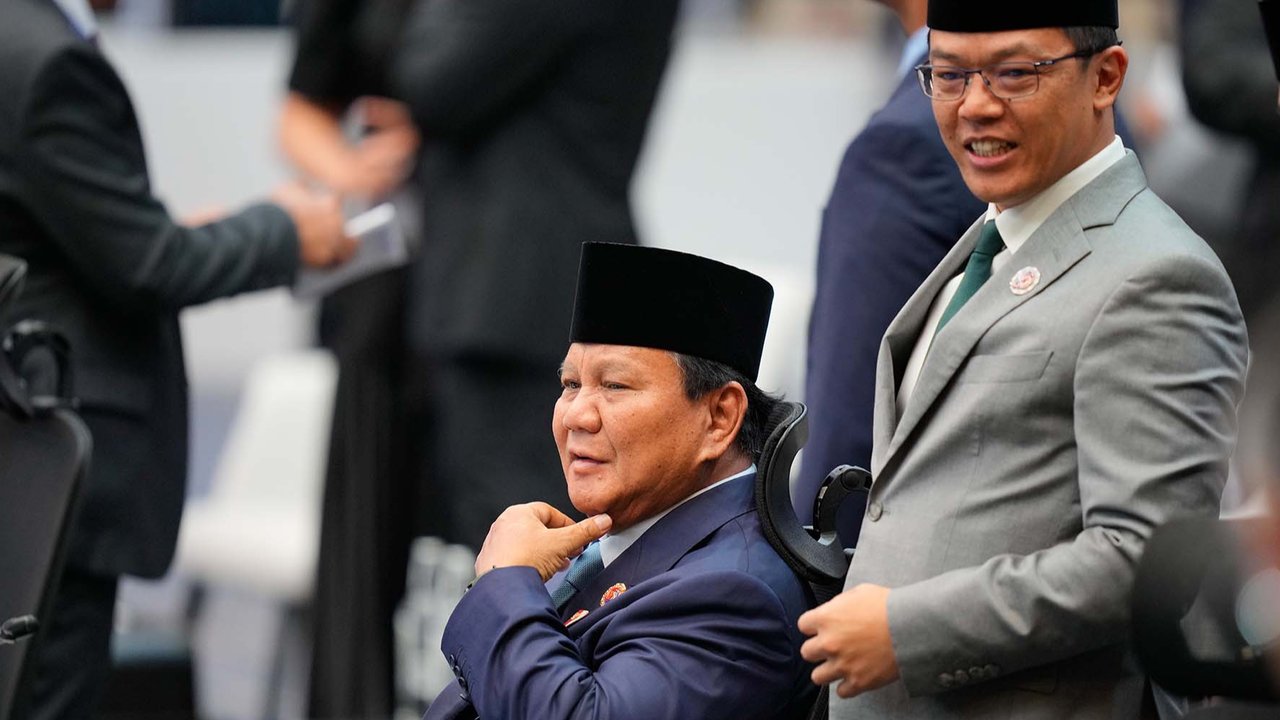 VIDEO: Kejutan Adab Prabowo Tersorot di KTT ASEAN, Menunduk Usai Bantu Sultan Brunei Turun Tangga