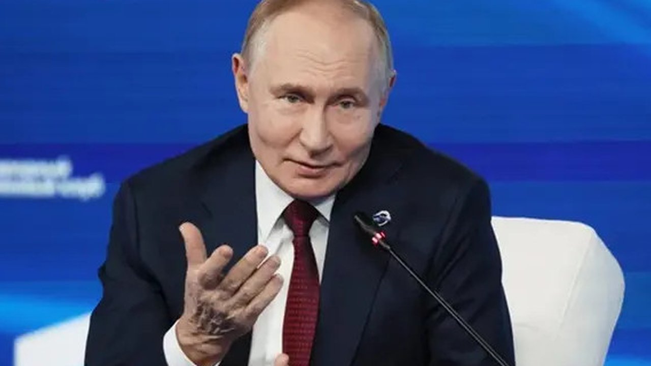 VIDEO: Garang Arahan Perang Putin Depan Jenderal, Sidak Pos Komando Militer Rusia di Ukraina