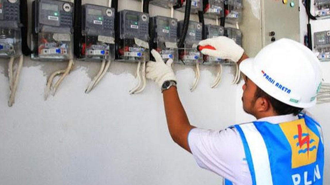 Tim UPT PLN melakukan upaya penyambungan kembali kabel listrik yang putus akibat gempa Cianjur di kawasan Cugenang, Kabupaten Cianjur, Jawa Barat, Selasa (22/11/2022). PLN terus mengupayakan