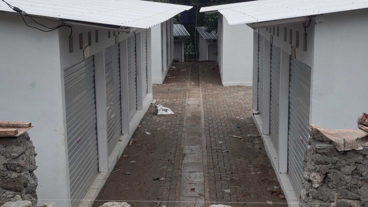 Kios yang menjadi tempat relokasi pedagang Pasar Barito di Sentra Fauna dan Kuliner Lenteng Agung, Jakarta, Selasa (28/10/2025).