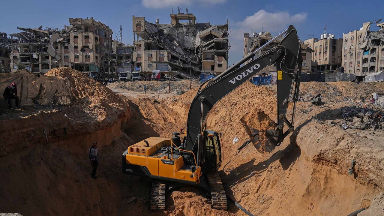 Bekho dan dan pekerja  asal Mesir mencari jenazah para sandera di dekat kamp tenda pengungsi Palestina di Kota Hamad, Khan Younis, di Jalur Gaza selatan, Selasa, (28/10/2025).