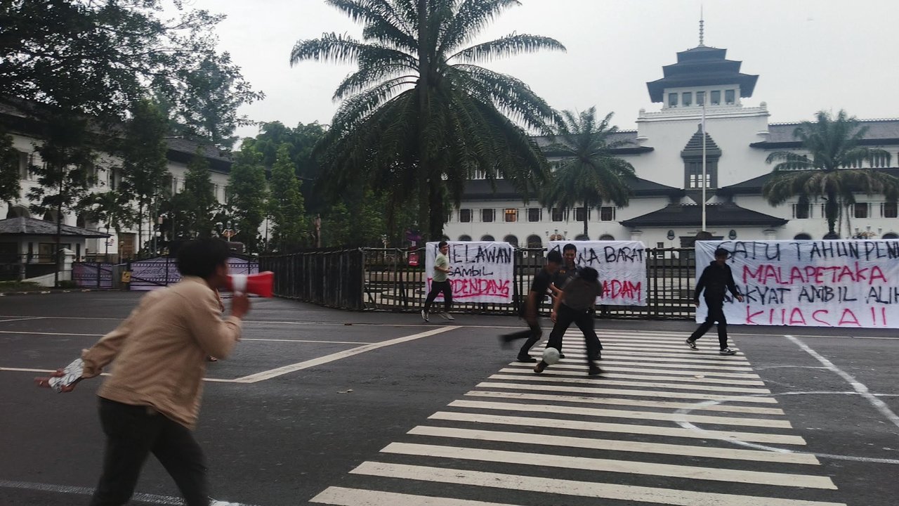 BEM SI Jabar Gelar Aksi Sumpah Pemuda dengan Main Bola di Depan Gedung Sate