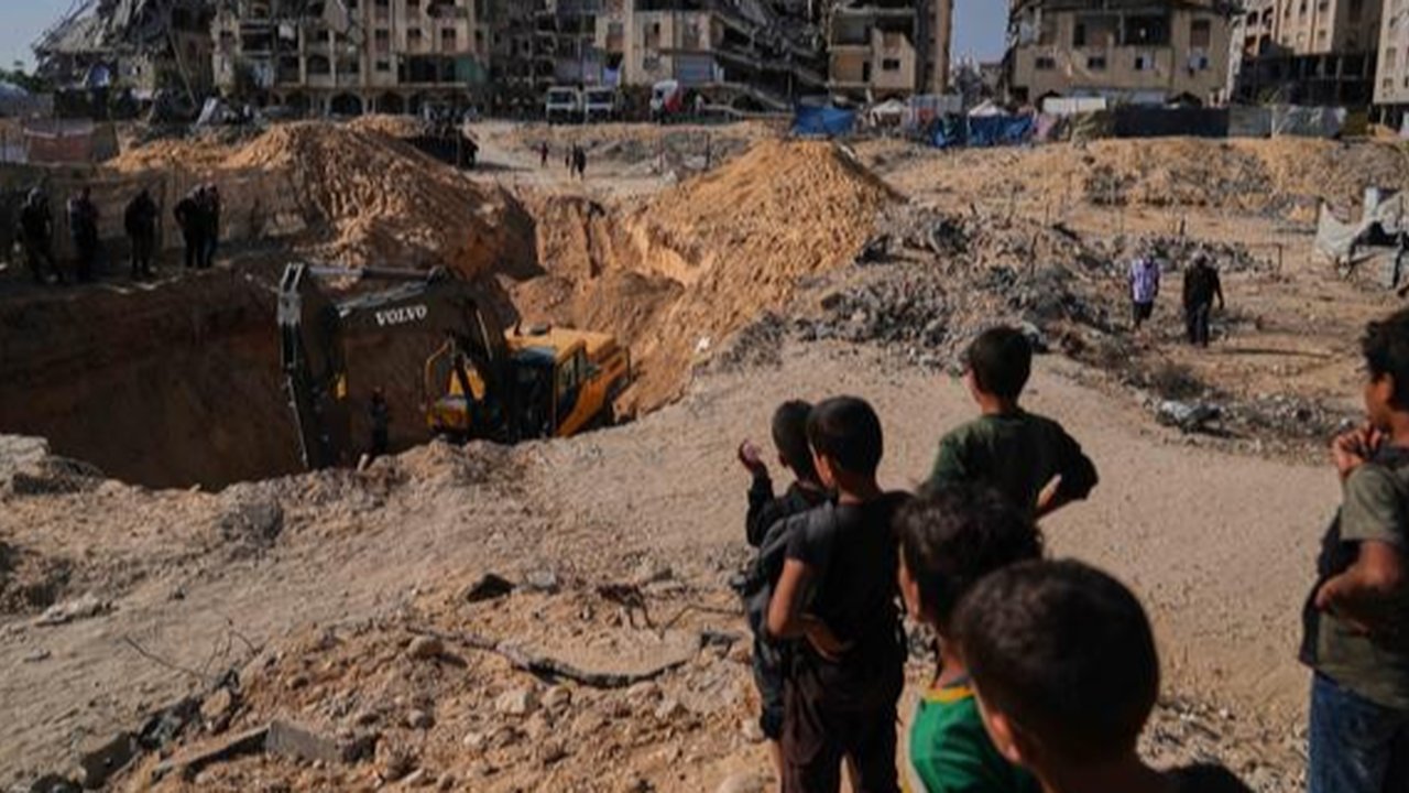 Aktivitas pekerja Mesir yang menggunakan alat berat untuk mencari jenazah para sandera di Kota Hamad, Khan Younis, di Jalur Gaza selatan, Selasa 28 Oktober 2025. Selain di Khan Younis, pencar