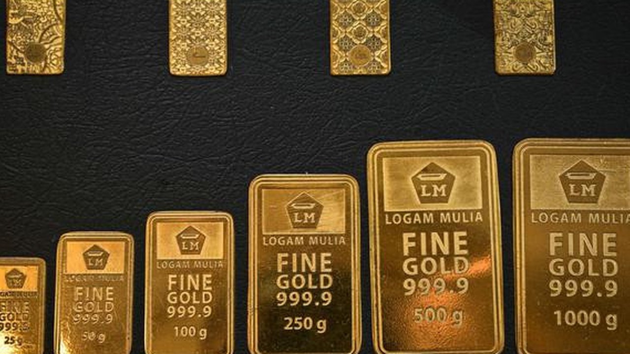 Sementara, harga emas di Galeri 24, Kamis (16/10/2025) tercatat Rp2.418.000 per gram atau naik dari Rp2.393.000 per gram. (Juni KRISWANTO/AFP)