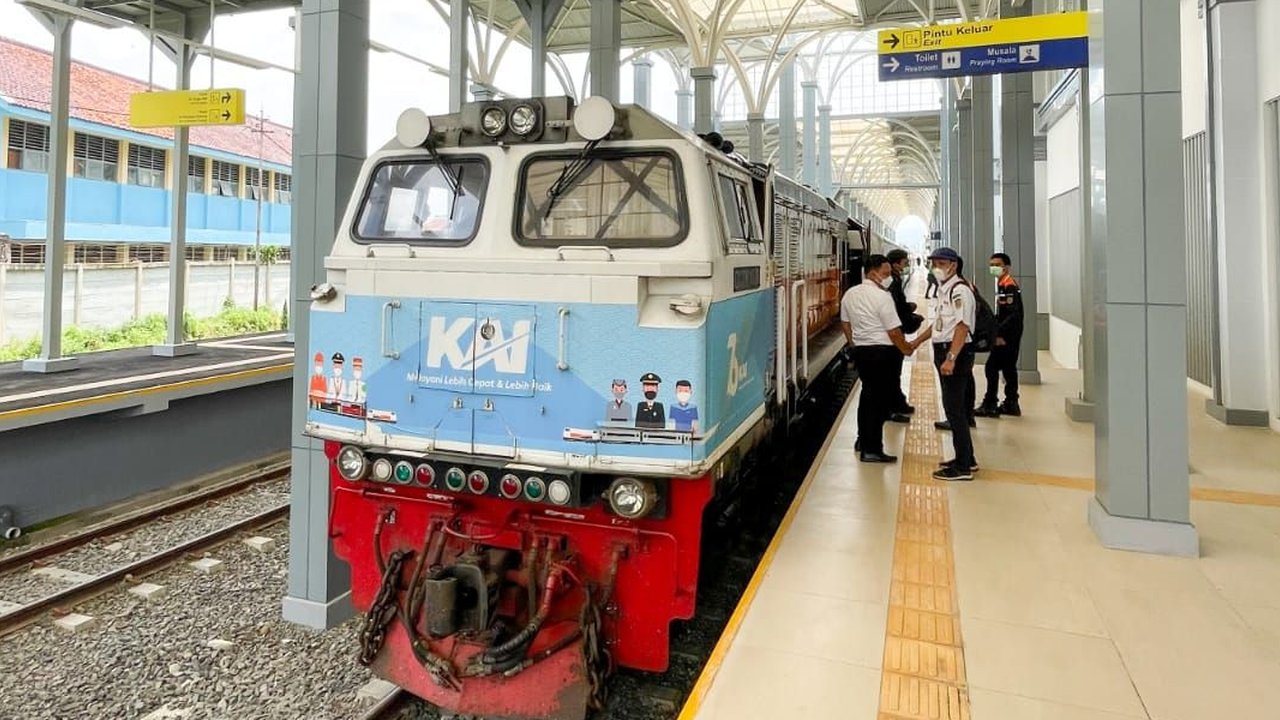 16 Perjalanan Kereta Api Dibatalkan Akibat Banjir Rendam Jalur Rel di Semarang, Ini Daftarnya
