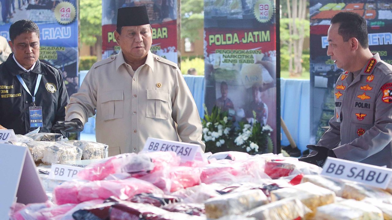 Presiden Prabowo Subianto bersama  Kapolri Listyo Sigit Prabowo saat kegiatan pemusnahan barang bukti narkoba sitaan Kepolisian RI, di Lapangan Bhayangkara, Mabes Polri, Rabu (29/10/2025).
