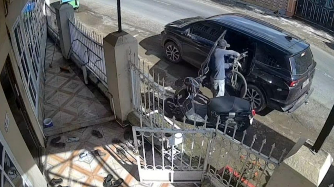 Terekam CCTV, Pria Curi Sepeda Jemaah di Gowa saat Salat