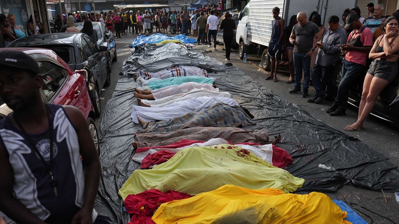 Warga menyaksikan jenazah korban penggerebekan polisi terhadap  geng Comando Vermelho di favela Complexo da Penha, Rio de Janeiro, Brasil, Rabu (29/10/2025).
