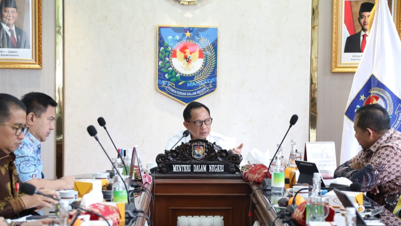 Mendagri Tito Karnavian saat memimpin Rapat Koordinasi Percepatan Realisasi Anggaran Pendapatan dan Belanja Daerah (APBD) Tahun 2025 di Kantor Pusat Kementerian Dalam Negeri (Kemendagri), Jakarta, Kamis (8/5/2025). (Dok. Puspen Kemendagri)