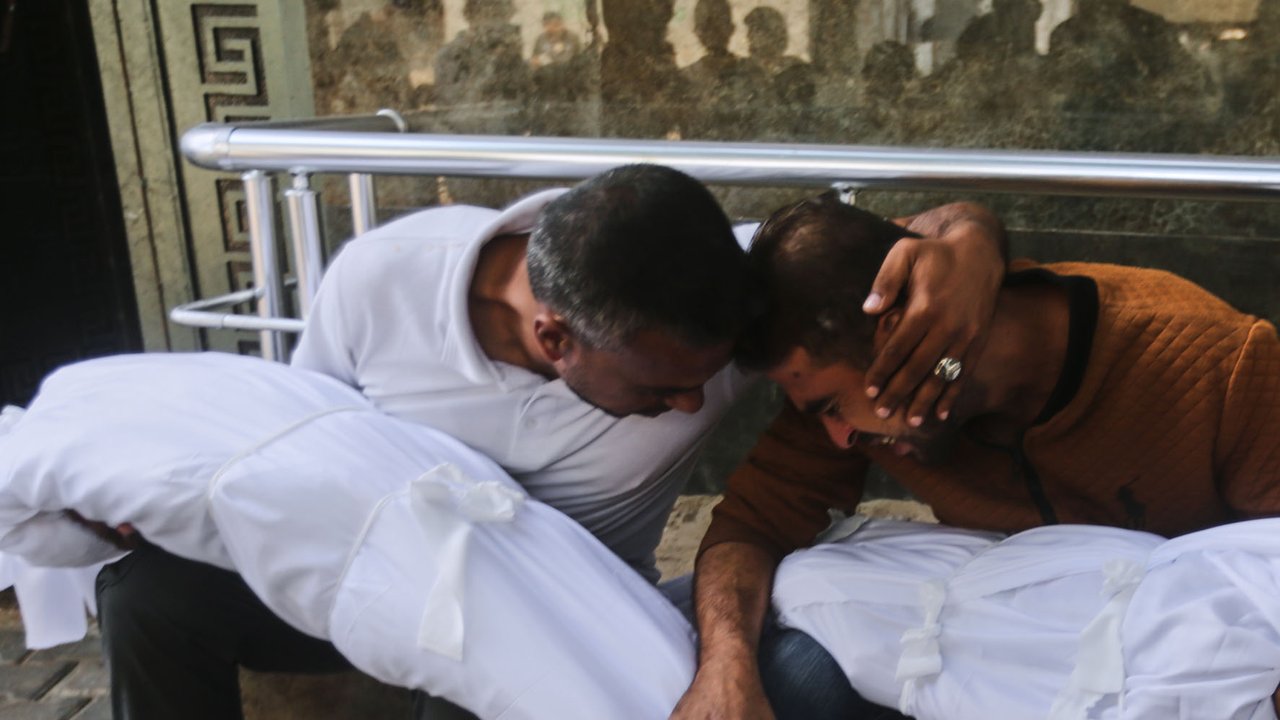 Seorang ayah menangis saat kehilangan dua anaknya yang tewas dalam serangan tentara Israel, di Rumah Sakit Shifa di Kota Gaza, Rabu (29/10/2025).