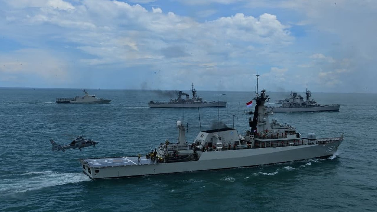 51 Kapal Perang TNI AL Unjuk Kekuatan Tempur di Depan Prabowo