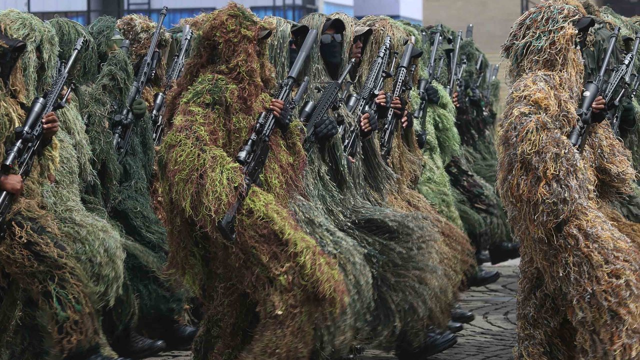 Prajurit pasukan khusus Sniper TNI melakukan defile saat gladi bersih  HUT ke-80 TNI di Monas, Jakarta, Jumat (3/10/2025).