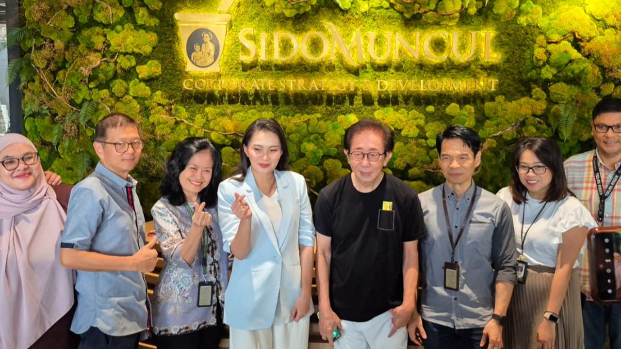 Direktur Sido Muncul Dr. (H.C.) Irwan Hidayat bersama Gubernur Maluku Utara Sherly Tjoanda Laos di kantor Sido Muncul, Jakarta, Rabu (1/10/2025).
