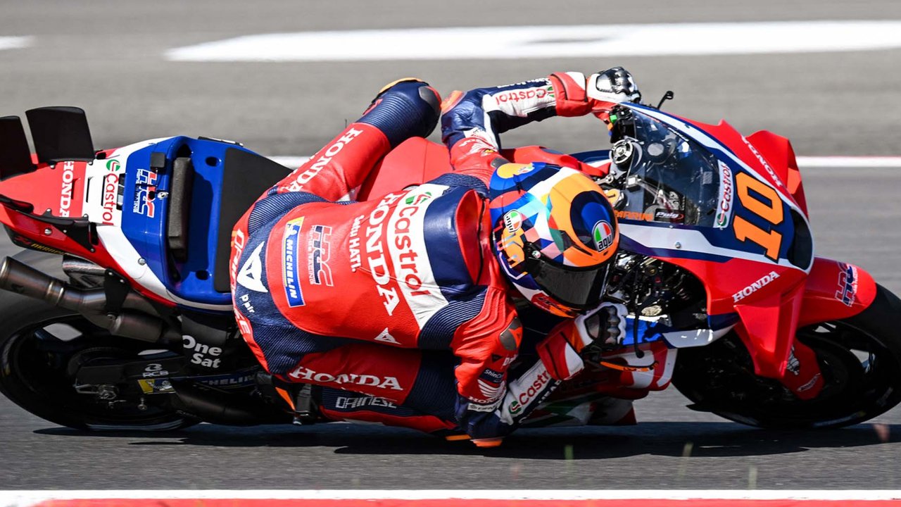 Pembalap MotoGP Italia tim Honda HRC Castrol, Luca Marini, berkendara saat sesi latihan jelang Grand Prix MotoGP Indonesia di Sirkuit Internasional Mandalika di Mandalika, Nusa Tenggara Barat, Jumat (03/10/2025).