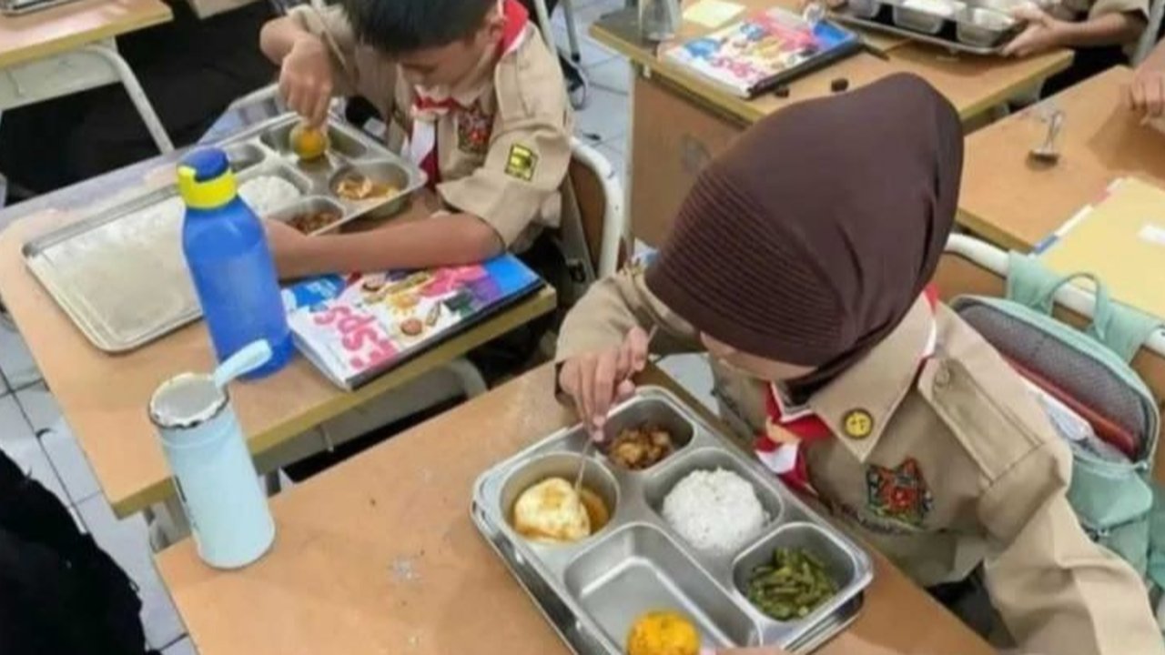 Pemkot Malang melibatkan guru dalam pengawasan kualitas menu MBG untuk pelajar, memastikan keamanan pangan. Bagaimana cara mereka mendeteksi menu tak layak konsumsi?