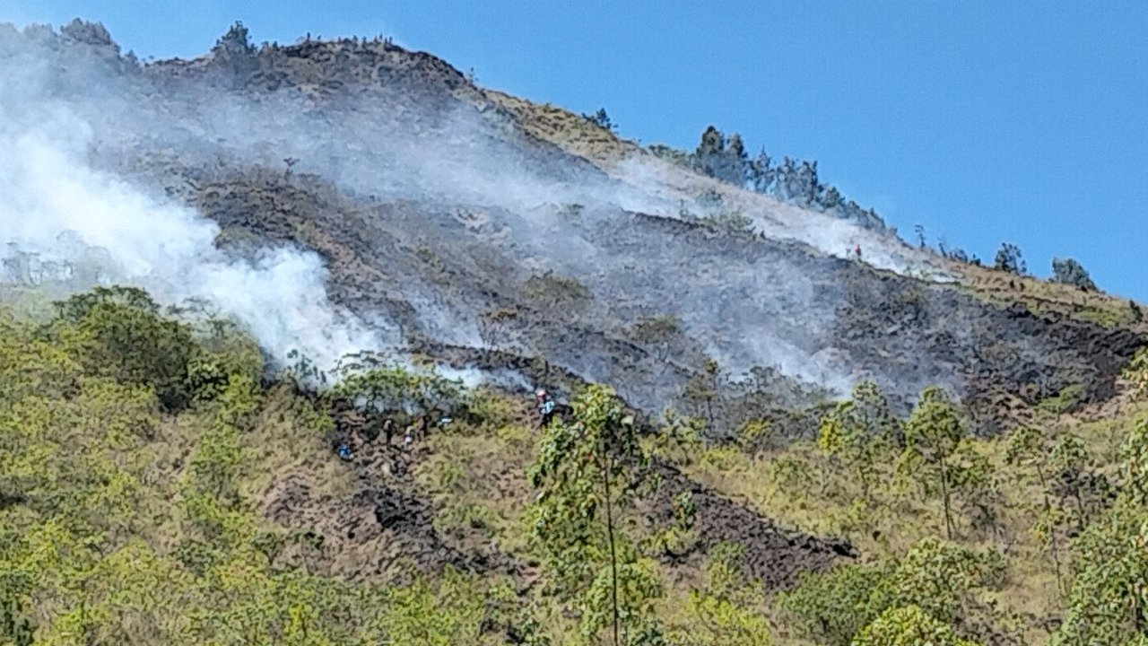 Lereng Gunung Batur Kintamani Dilalap Api, Diduga Akibat Puntung Rokok