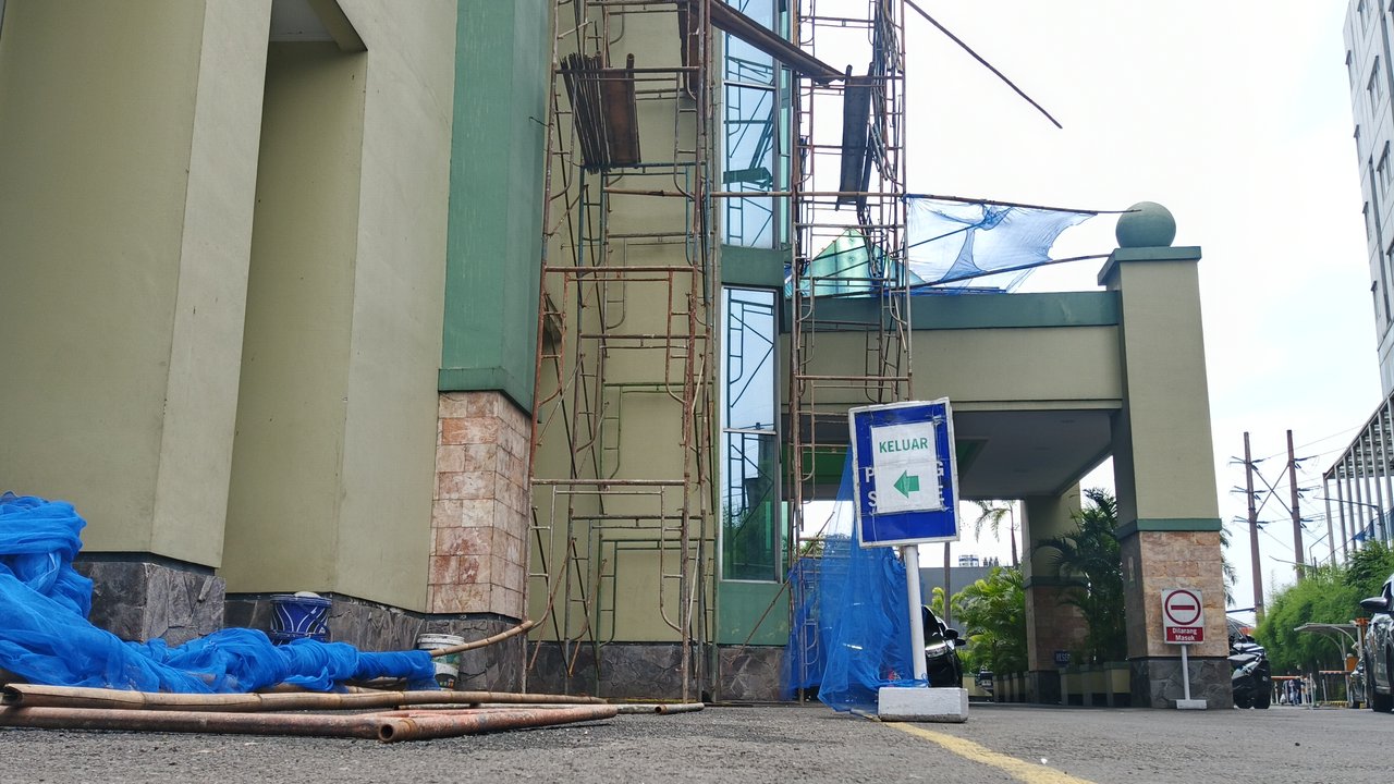 Jatuh dari Lantai 5, Petugas Pembersih RS Santosa Luka Serius dan Masuk IG