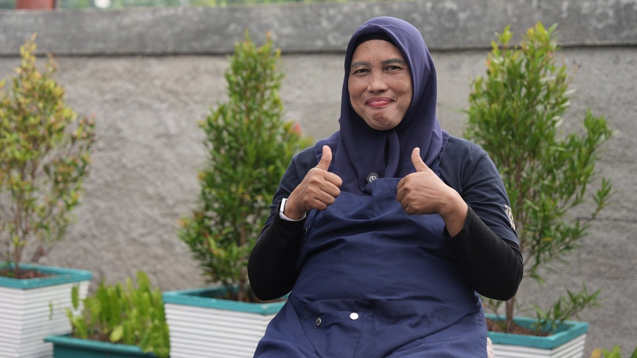 Maria Sudilaksana Mega (42) relawan di SPPG Khusus Tangerang Selatan