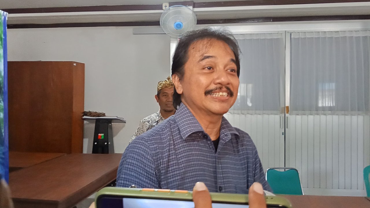 Roy Suryo Santai Tanggapi Desakan Relawan Jokowi: Kita Tertawakan Saja