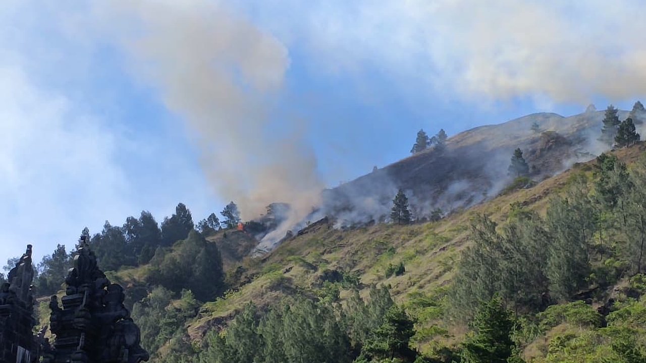 Kebakaran Lereng Gunung Batur Hanguskan 9,8 Hektare Lahan
