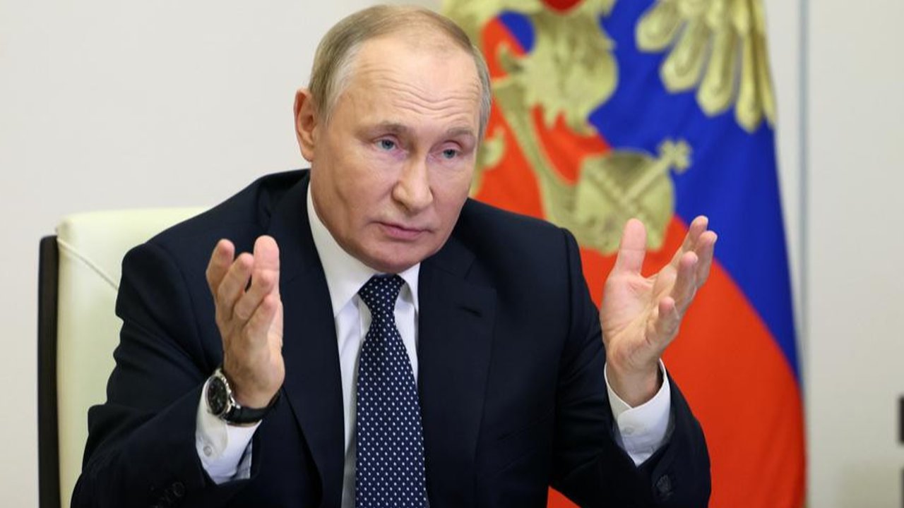 Presiden Rusia Vladimir Putin saat menghadiri pertemuan dengan para pemenang dan finalis kontes nasional School Teacher of the Year melalui konferensi video pada Rabu, 5 Oktober 2022. (Gavriil Grigorov, Sputnik, Kremlin Pool Photo/AP Photo)