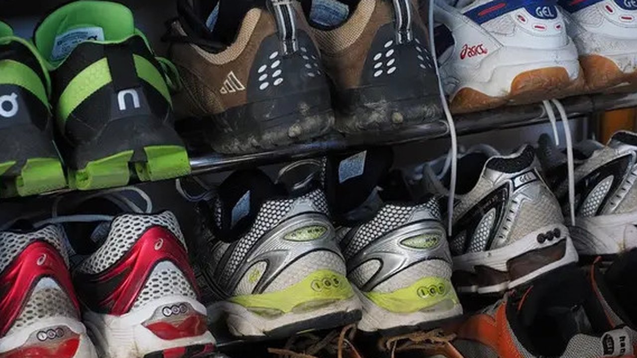 Ilustrasi rak sepatu. (dok. Unsplash/Bryan White)